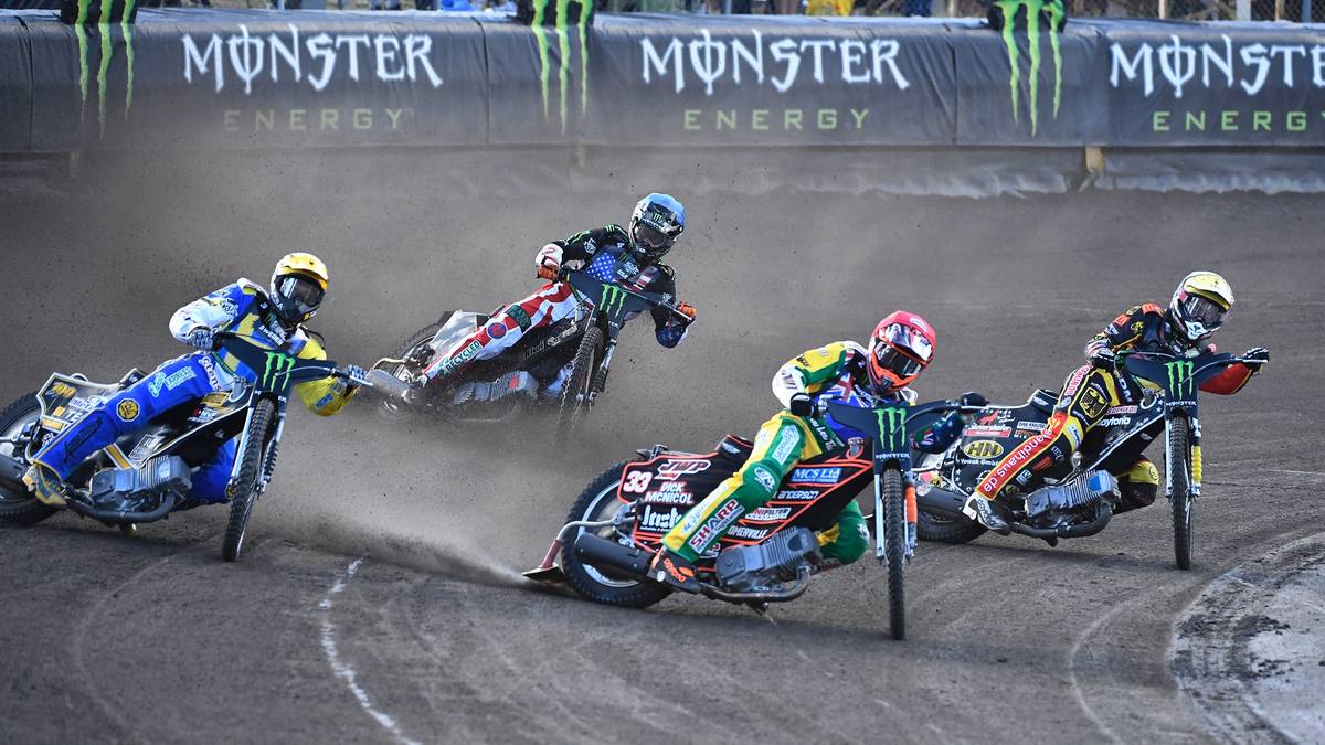 SPEEDWAY: Bei diesem Motorradrennsport wird in einer ovalförmigen Bahn gegen den Uhrzeigersinn ein Rennen gefahren. Dabei legen die Fahrer ihre Motorräder so weit in die Kurve, dass die Hinterräder nach außen ausschlagen