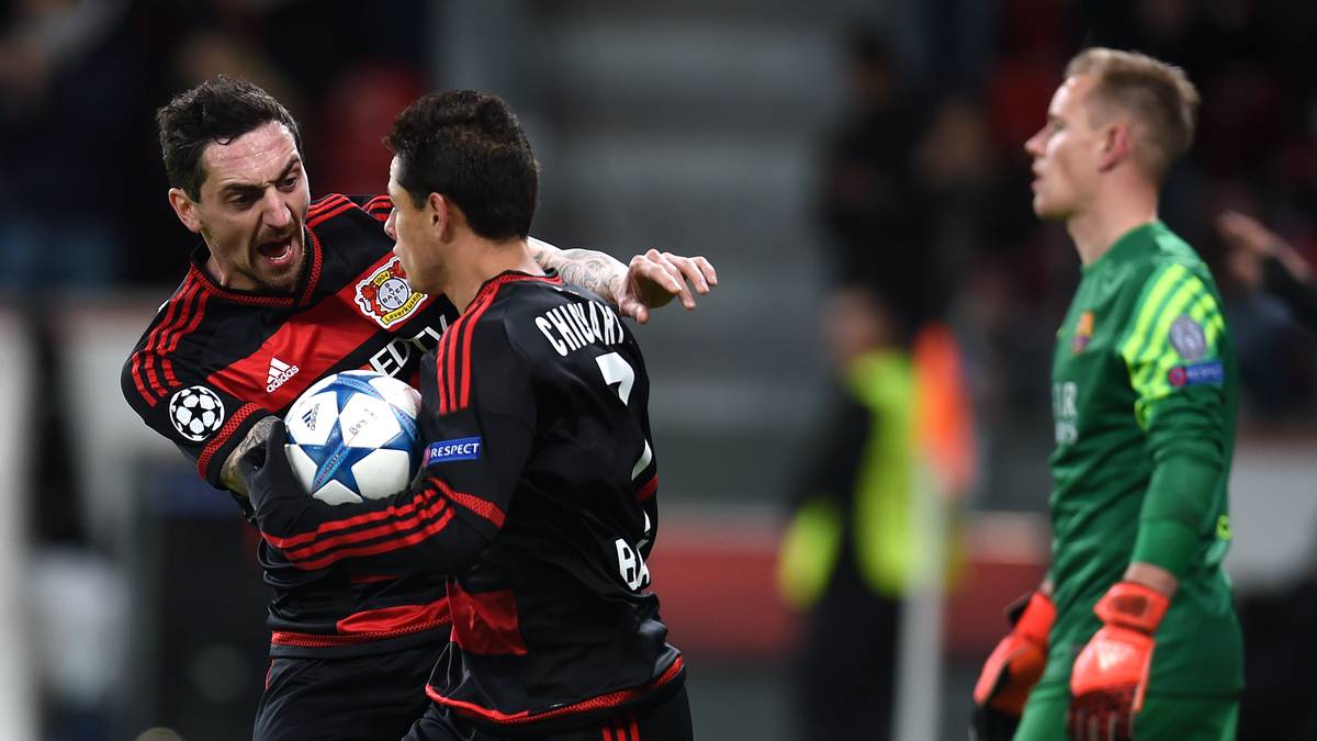 Aber nur drei Minuten später schlägt Leverkusen zurück - dank Javier Hernandez. Es ist bereits das fünfte Tor der "kleinen Erbse". Bayer ist wieder im Match und geht mit dem nicht unverdienten 1:1 in die Pause  