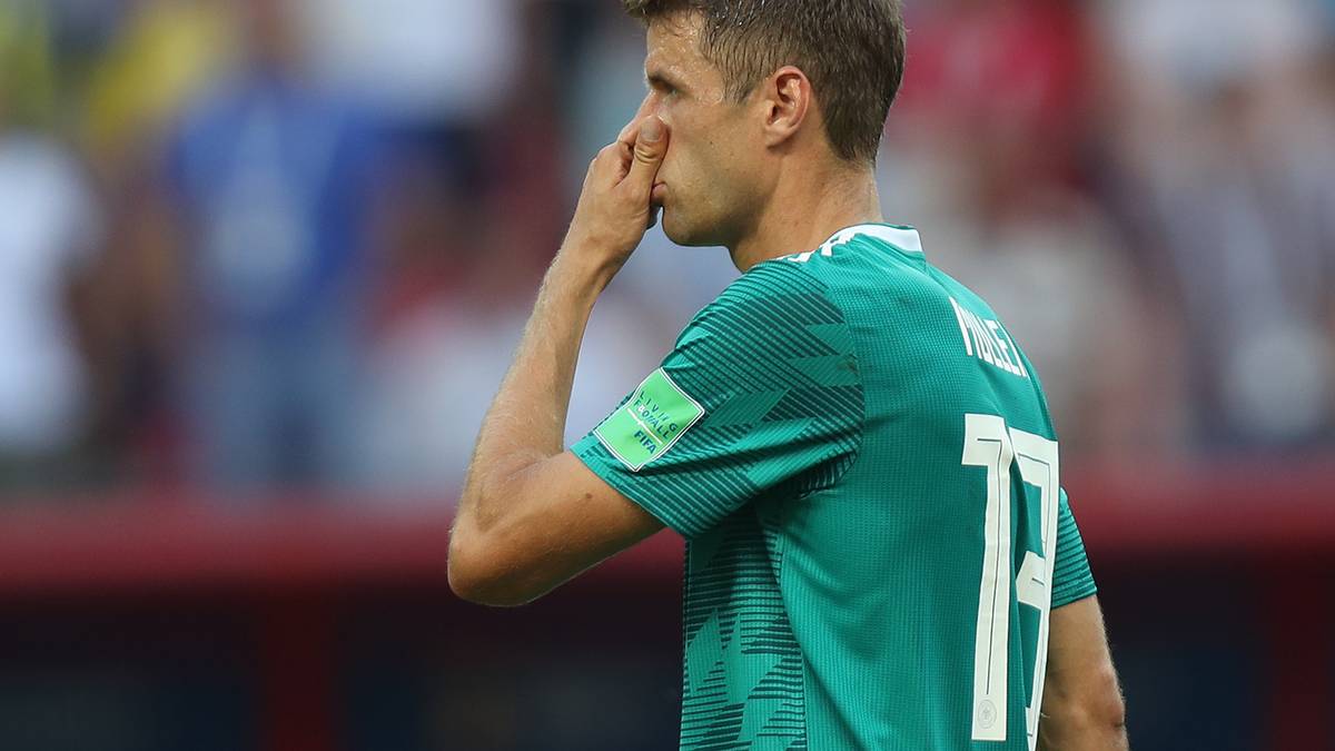 "Wenn du Weltmeister bist, dann stehst du unter besonderer Beobachtung und musst dich mit vielen Dingen auseinandersetzen, die gar nichts mit dem Fußball zu tun haben", sagte Müller: "Es werden auch von außen die Störfeuer gerne genommen. Jetzt haben wir die Quittung bekommen"