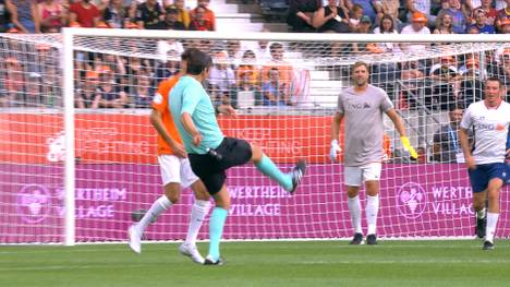 Schiedsrichter Deniz Aytekin schaltet sich plötzlich ins Spielgeschehen ein und setzt zum Lupfer an.