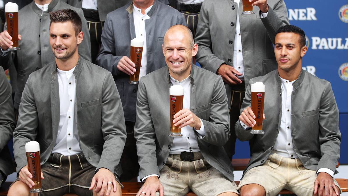 Mit dem richtigen Getränk in der Hand ist die Laune dann aber auch bei Arjen Robben schon gleich viel besser.