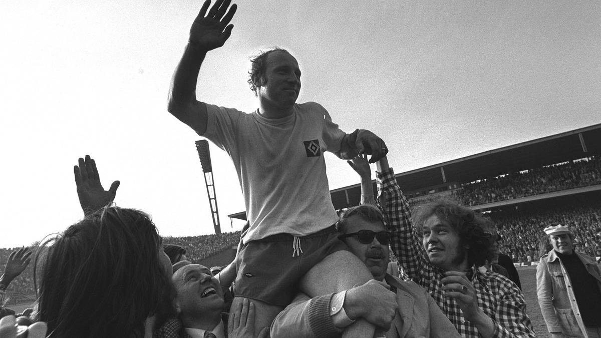 ...und verabschiedet sich mit großer Show. Nach einem Spiel gegen eine Weltauswahl sagt Seeler "Tschüss"