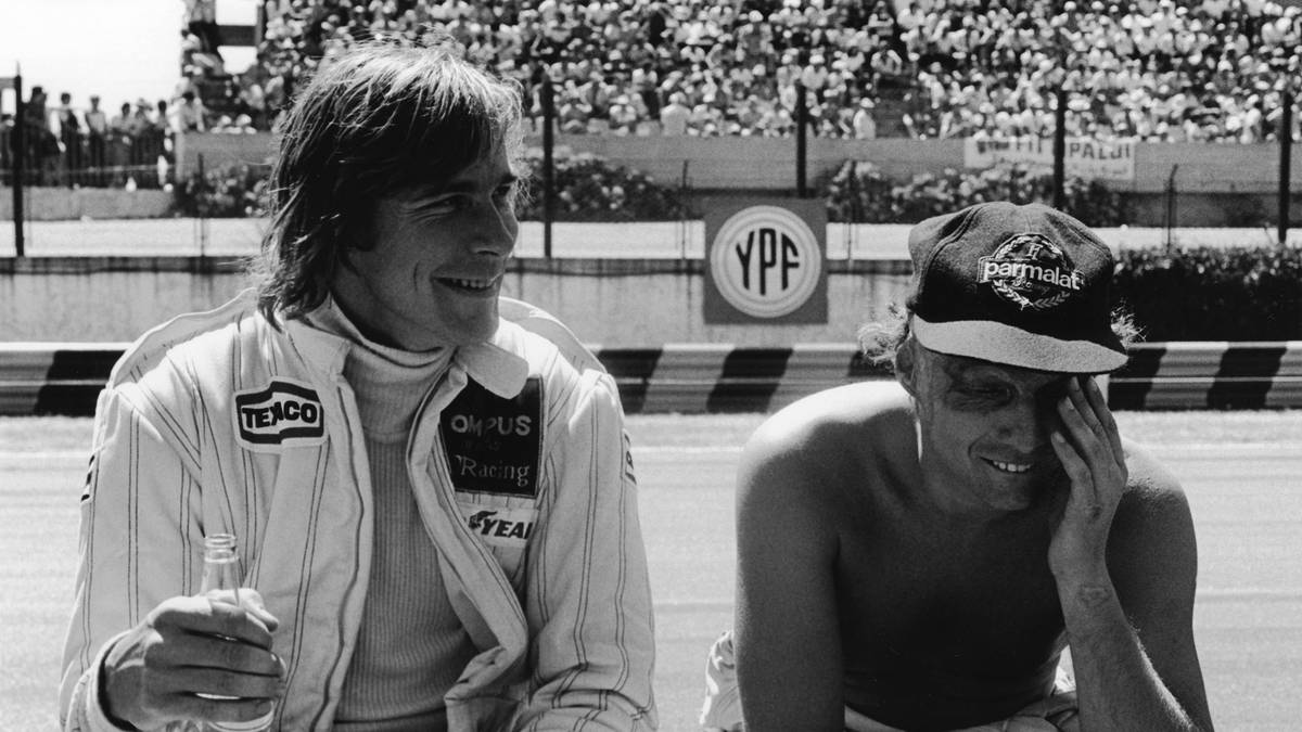 Niki Lauda (r.) und James Hunt waren im Privatleben Freunde