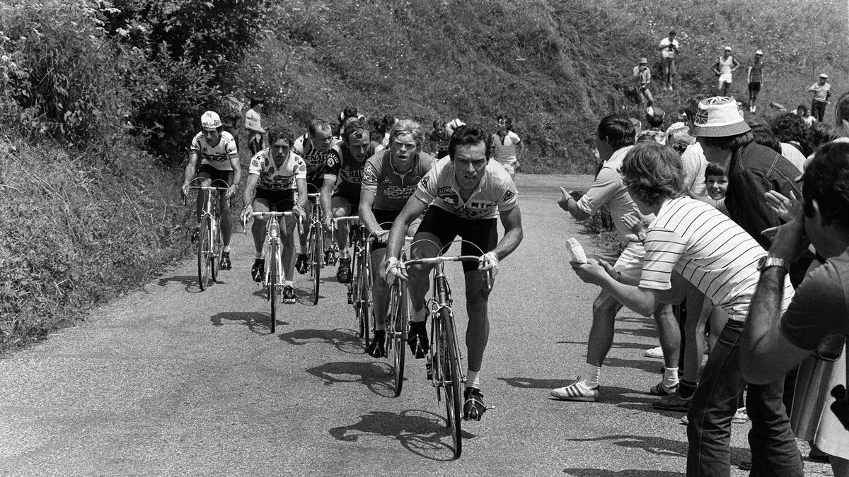 Aber dem harten Programm der Tour 1980 musste er dann Tribut zollen. Nach drei Etappengewinnen übernahm er das Gelbe Trikot in den Pyrenäen, musste aber wegen Knieproblemen als Führender aufgeben