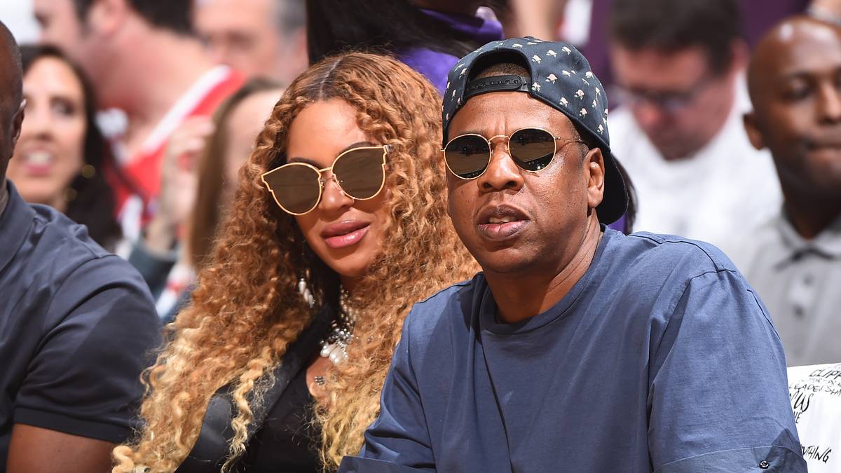 Jay-Z (r.) ist sehr sportinteressiert. Hier besucht er mit seiner Frau Beyonce ein NBA-Spiel