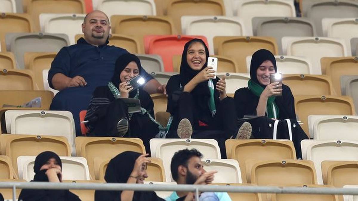PLATZ 19 - Premiere für weibliche Fußballfans in Saudi-Arabien: Erstmals dürfen Frauen eine Partie live im Stadion verfolgen. Das Erstligaduell zwischen den Klubs Al-Ahli und Al-Batin ist nach einem Kurswechsel des ultra-konservativen Königreichs die erste von drei Begegnungen, die auch für Frauen zugänglich sind