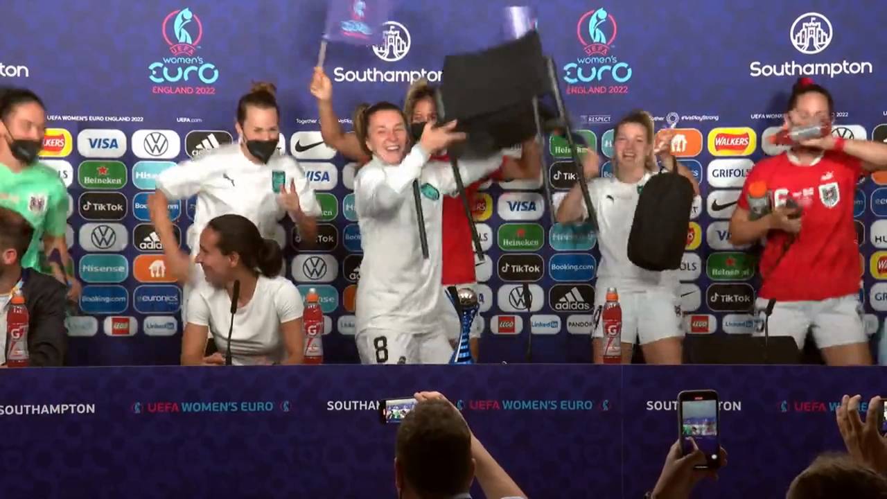 Frauen-EM 2022: Österreich feiert Sieg gegen Nordirland auf Pressekonferenz