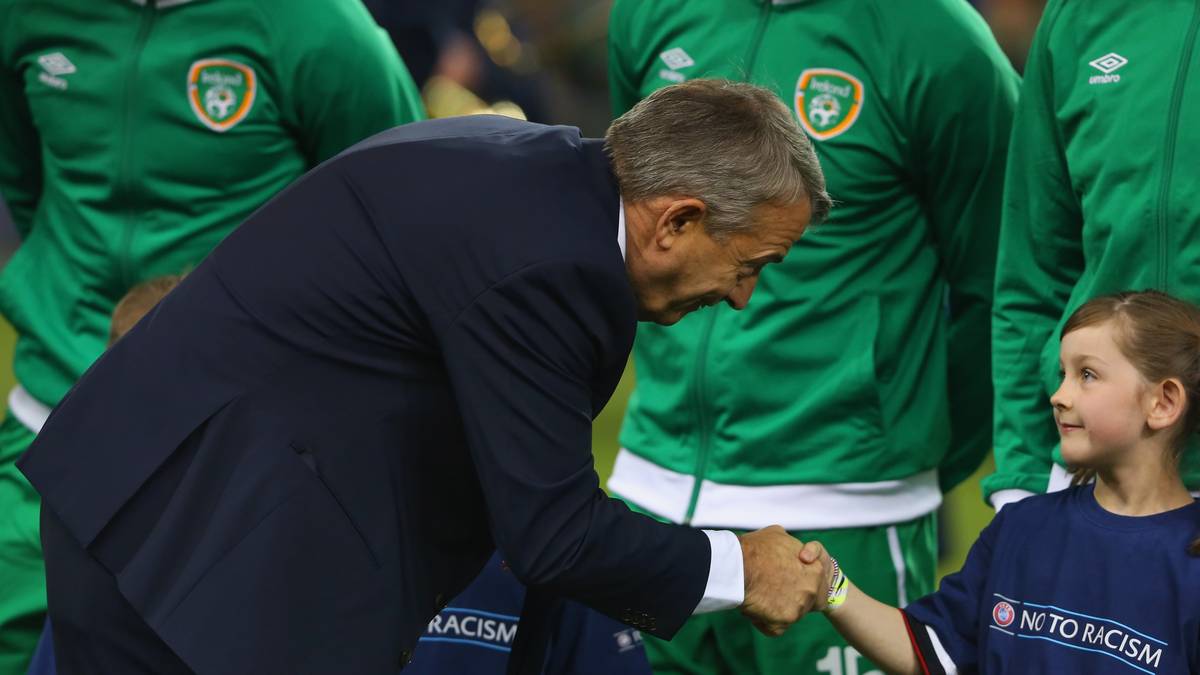 Ja hallo, wer bist du denn? DFB-Präsident Dr. Wolfgang Niersbach schüttelt einem irischen Einlaufmädchen die Hand