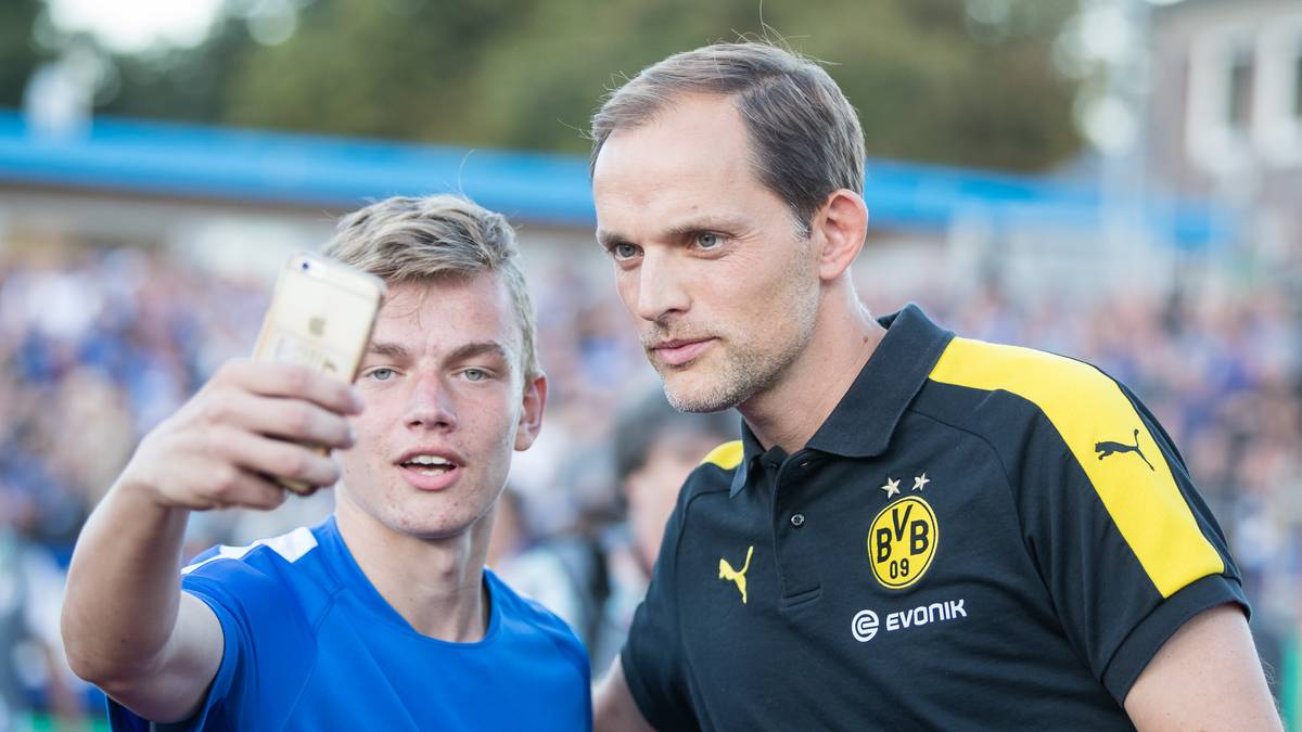 Trainer Thomas Tuchel nimmt sich vor dem Anpfiff Zeit für die Fans. 