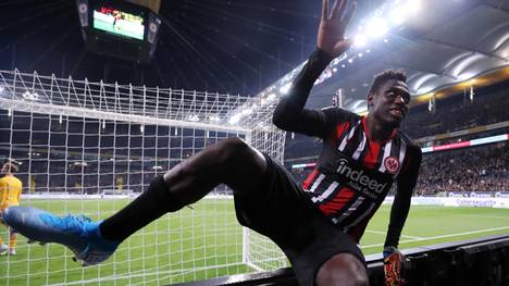 Sollte die Bundesliga-Saison weitergehen, könnte es zur Isolation der Spieler kommen. Für Frankfurts Danny da Costa schwer vorstellbar.