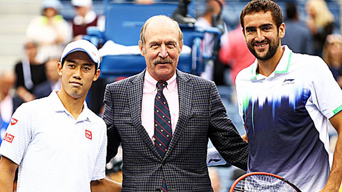 Tag 15: Es ist angerichtet. Das mit Spannung erwartete Endspiel der Männer bei den US Open kann steigen. Die beiden Überraschungsfinalisten Kei Nishikori (l.) und Marin Cilic (r.) werden von der amerikanischen Tennis-Legende Stan Smith auf dem Court begrüßt. Er gewann 1971 das Turnier in Flushing Meadows, New York