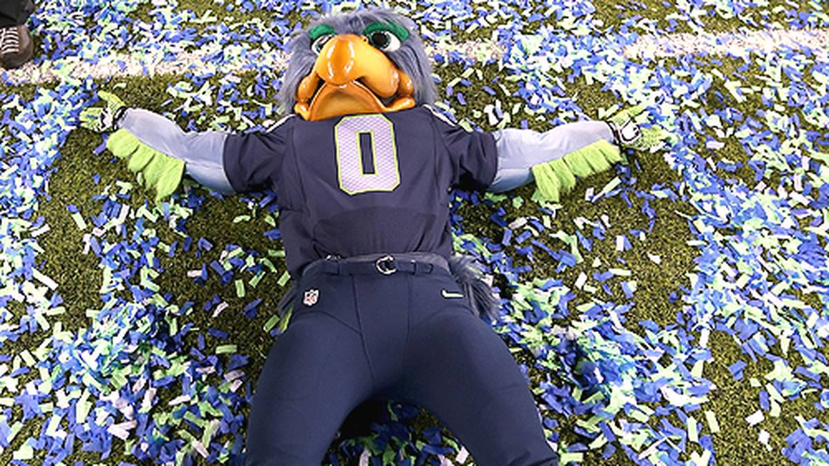 Das Maskottchen feiert heftig mit