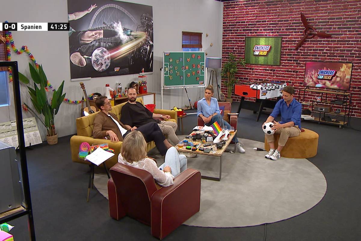 Das frühe DFB-Aus bei der EM ist auch Thema im SNICKERS Fan Talks. Die Runde kritisiert vor allem die zu starke Loyalität von Bundestrainer Joachim Löw.