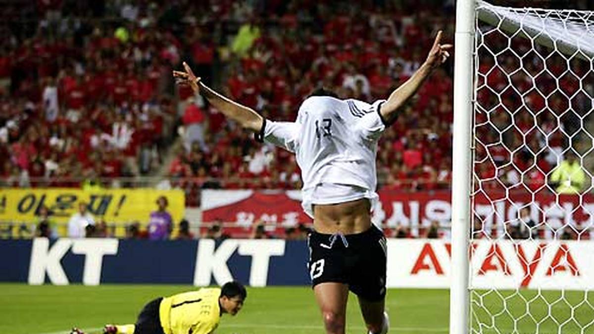 Umso motivierter ist Ballack dann bei seiner ersten WM: Er schießt die deutsche Nationalmannschaft ins Finale des Turniers in Japan und Südkorea...