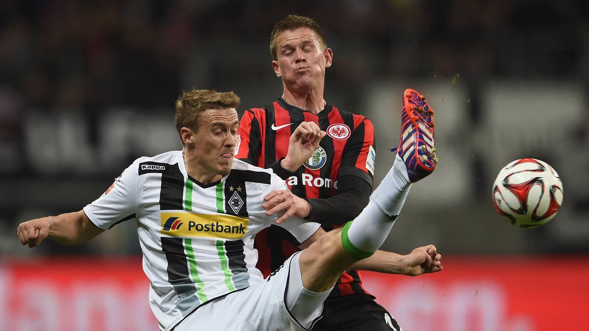 Max Kruse spielt den Ball vor Alexander Madlung