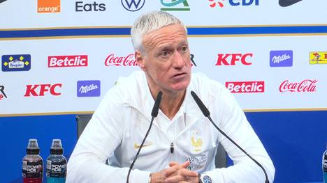 Frankreichs Didier Deschamps gab zu, dass Dayot Upamecano mit dem FC Bayern erfolgreicher ist als mit der französischen Nationalmannschaft. Dennoch findet er, dass sich der 24-Jährige gesteigert hat.