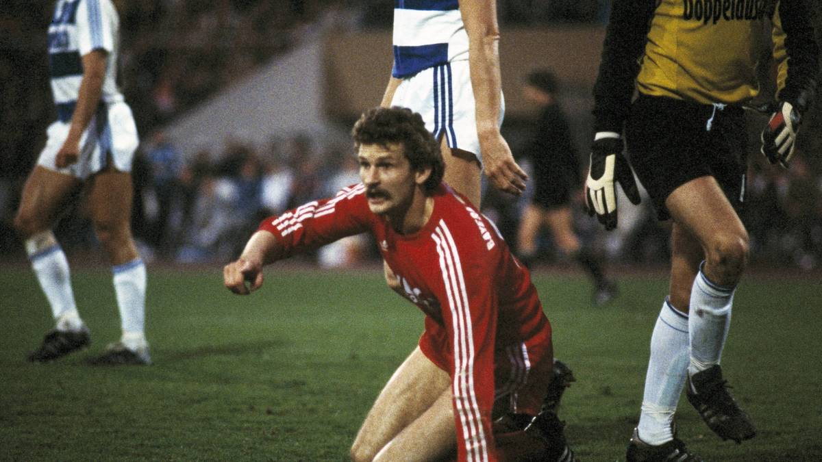 BERTRAM BEIERLORZER (81/82): Der von Horst Heese zum Libero umgeschulte Beierlorzer wechselt 1981 vom Rivalen 1. FC Nürnberg zum FCB, weil dieser das Gehalt einsparen muss. In der 2. Runde des UEFA-Pokals 1983 soll er einen Elfmeter schießen, flüchtet aber in die Kabine