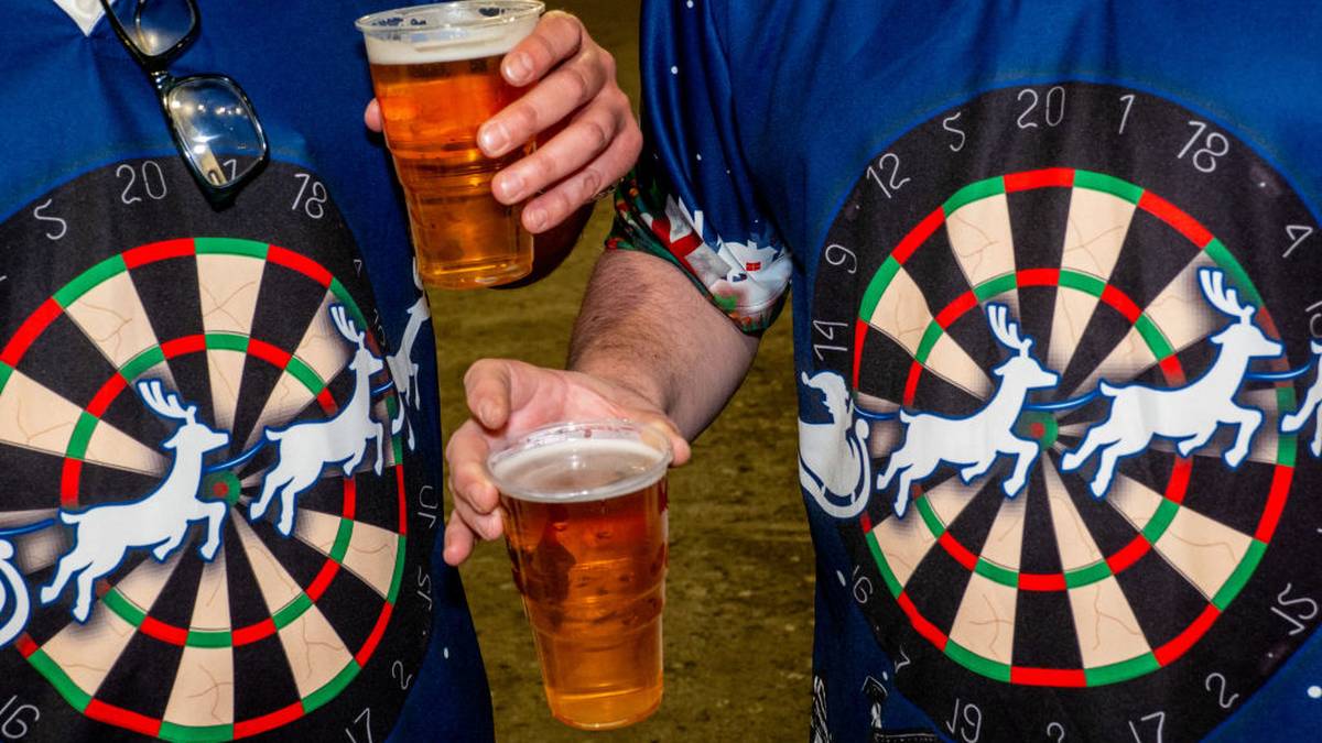 Neben Bier geht es aber bei der Weltmeisterschaft vor allem um den Sport - und auch ein bisschen um die besinnliche Zeit, wie diese geschmückten Darts-Scheiben zeigen