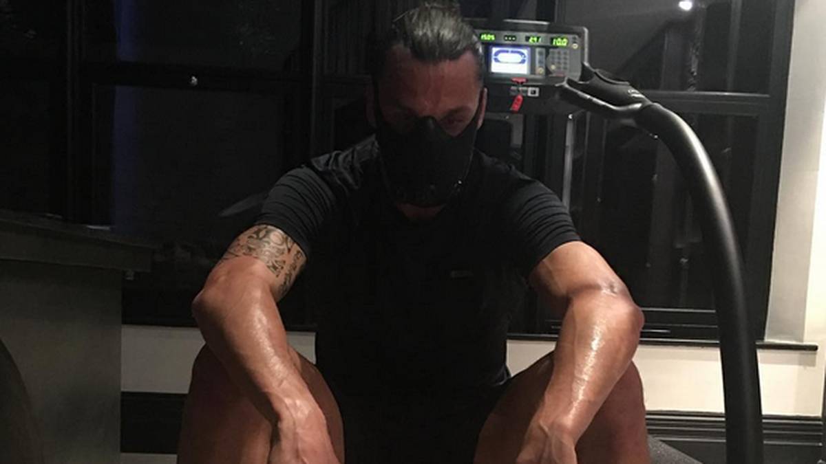 Für Zlatan Ibrahimovic gibt es keine Freizeit. Mit einer Höhentrainingsmaske verbessert der selbsternannte Gott seine Fitness und erinnert an die legendäre Comicfigur "Bane" aus der Batman-Reihe. SPORT1 zeigt weitere Athleten bei der schweißtreibenden Arbeit