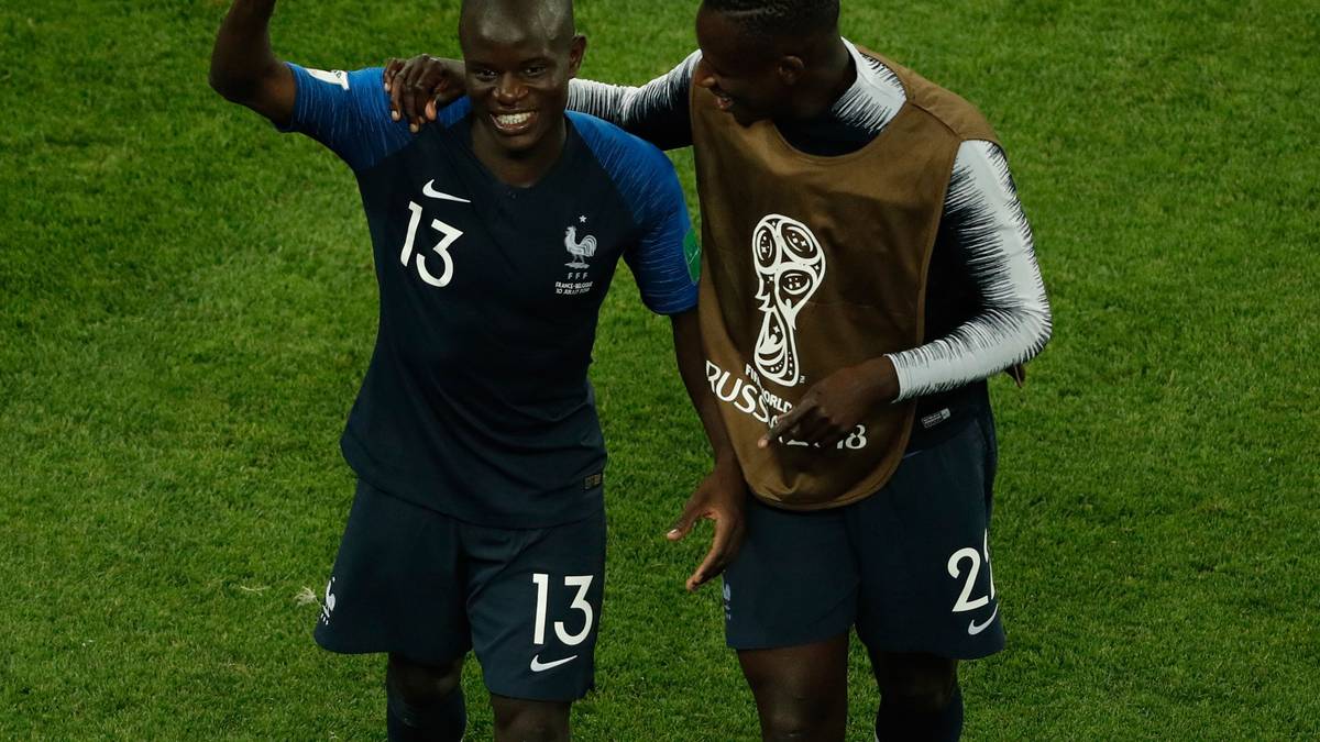 N'GOLO KANTE (Frankreich): Ein Abräumer vom Herren. Verteidigt für Kollege Pogba mit. Der sagt, Kante sei mit 15 Lungen ausgestattet. Man mag sich gar nicht vorstellen, wozu er im Stande wäre, wenn ein Fußballspiel nicht irgendwann ins Elfmeterschießen ginge. Für Chelsea-Kumpan Hazard der beste Sechser der Welt