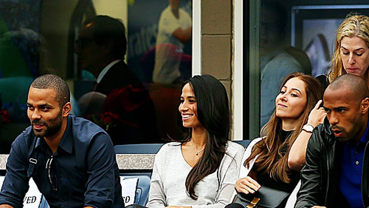 Es sind natürlich wieder jede Menge Promis am Start. Nachdem seine Ex-Frau Eva Longoria beim Frauen-Finale tags zuvor dabei war, ist diesmal NBA-Star Tony Parker (l.) unter den Zuschauern - zusammen mit Landsmann und Fußball-Ikone Thierry Henry (r.)