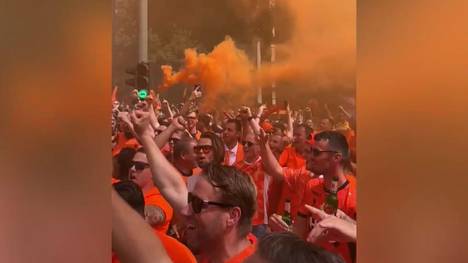 Die niederländischen Fans sorgen bei der UEFA EURO 2024 für Begeisterung. Ihren Evergreen feiern sie auch vor dem Duell mit Österreich in Berlin.