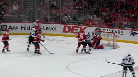 Die Utah Mammoths rund um den deutschen NHL-Star JJ Peterka gewinnen 3:2 gegen die Washington Capitals. Peterka selbst sorgt mit einem eigenen Treffer für den wichtigen Sieg.
