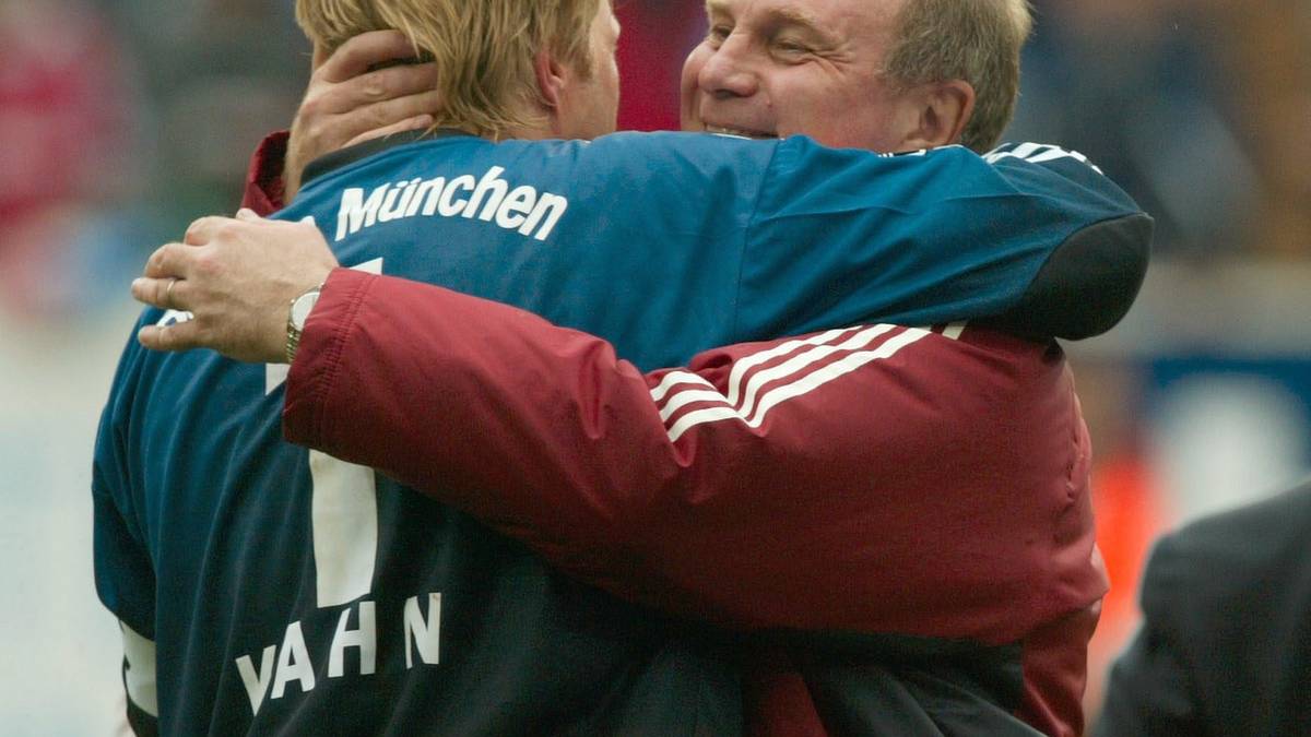 Oliver Kahn und Uli Hoeneß jubeln nach dem Titelgewinn. Kurz danach macht Trainer Ottmar Hitzfeld das Double nach dem 3:1-Erfolg im DFB-Pokalfinale gegen Kaiserslautern perfekt