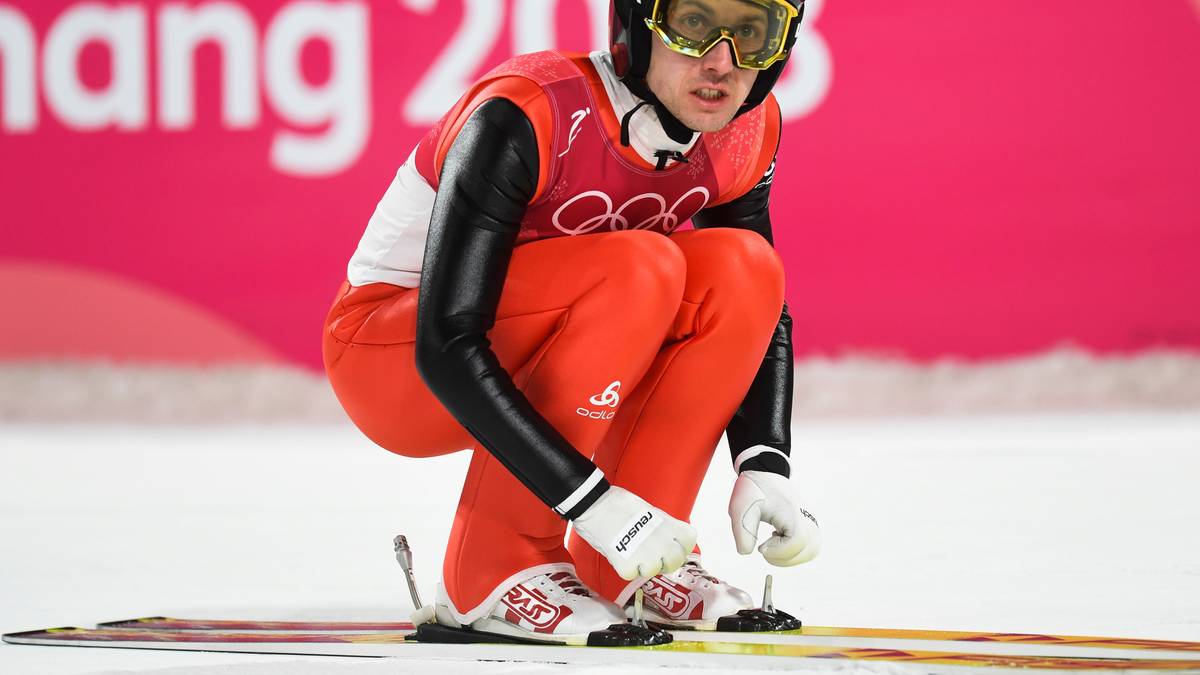 In der entscheidenden Phase des zweiten Durchgangs fallen die Temperaturen auf minus 15 Grad. Zu einer Farce wird der zweite Versuch des zweimaligen Doppel-Olympiasiegers Simon Ammann: Fünfmal sitzt der Schweizer auf dem Absprungbalken, fünfmal muss er wieder runter, erst der sechste Versuch klappt