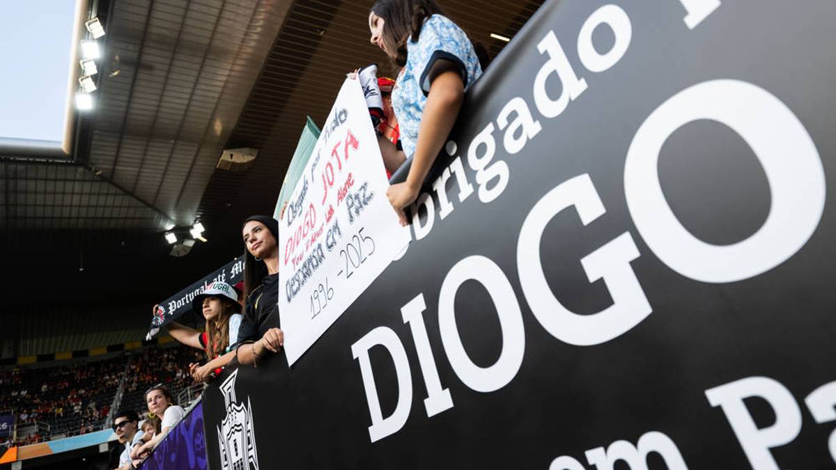 Auch beim EM-Spiel der portugiesischen Frauen gegen Spanien ist die Trauer allgegenwärtig