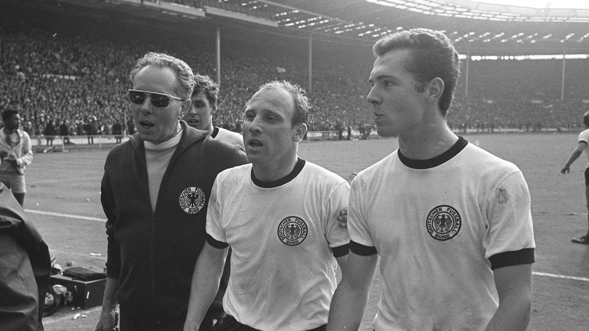Kapitän Seeler und Jung-Nationalspieler Franz Beckenbauer gehen dementsprechend zutiefst enttäuscht vom Platz