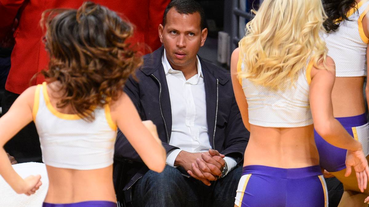 Baseball-Superstar Alex Rodriquez genießt hier augenscheinlich die Aussicht beim Spiel der Los Angeles Lakers