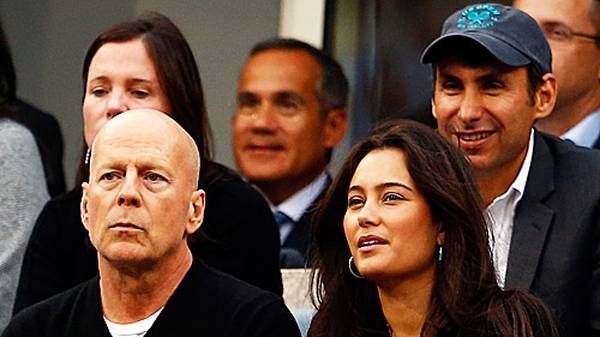 Auch Hollywoodstar Bruce Willis lässt sich das Spektakel samt Ehefrau Emma Heming nicht entgehen