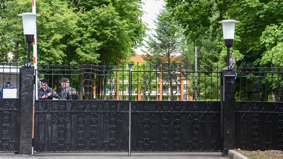 "In Moskau können wir bei besten Trainingsbedingungen konzentriert arbeiten und finden in dem ruhig gelegenen Quartier auch gute Möglichkeiten zu regenerieren", erklärte Löw die Wahl der abgelegenen Unterkunft