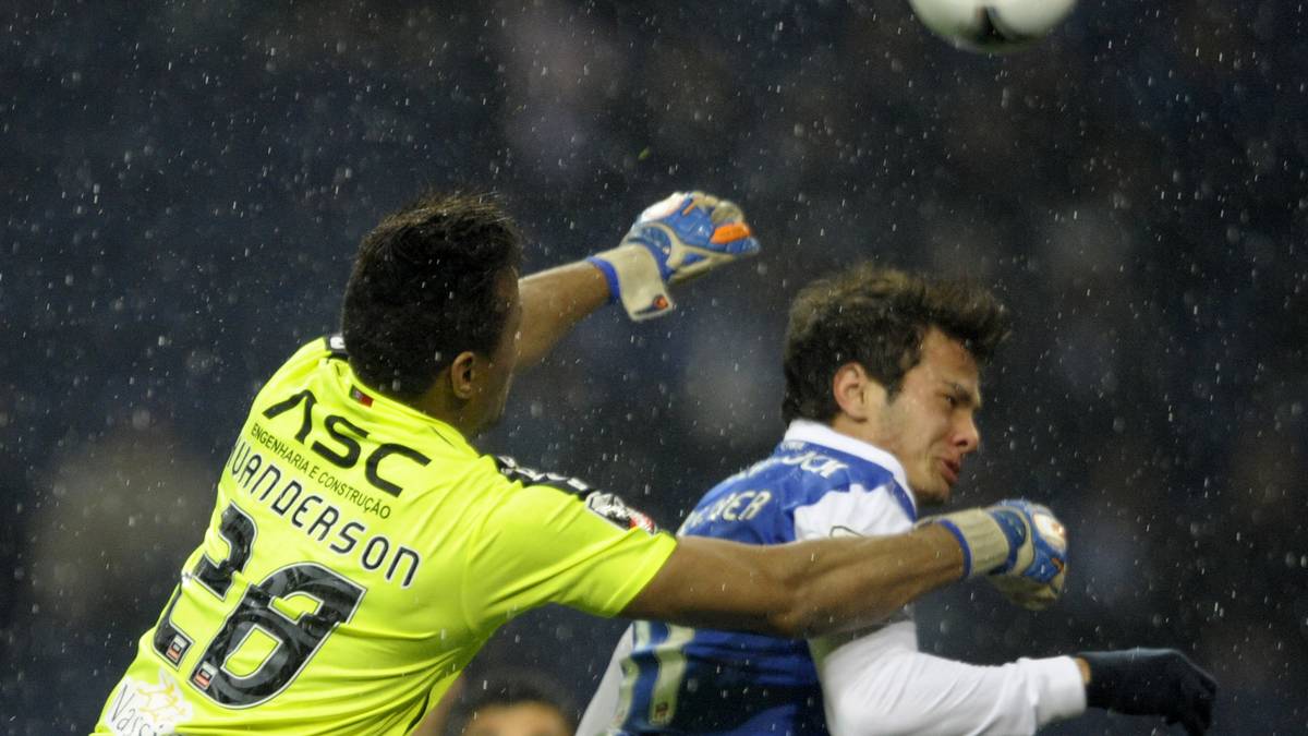 In der griechischen Super League kann APOLLON SMYRNIS die Planungen für die 2. Liga fast schon in Angriff nehmen. Bei fünf ausstehenden Partien und 13 Zählern Rückstand auf den Relegationsplatz ist die Hoffnung auf den Klassenerhalt verschwindend gering. Kapitän und Keeper Huanderson musste 45 Mal hinter sich greifen, während nur 10 Tore auf der Habenseite stehen. Das reicht nicht