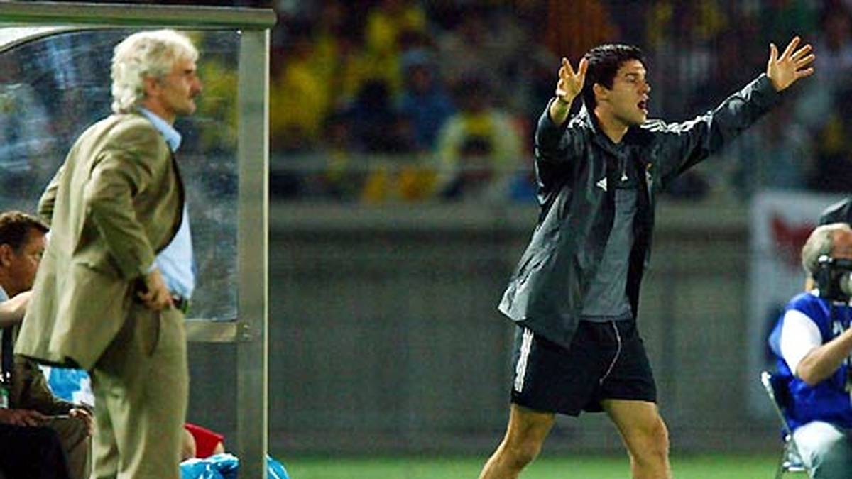 Im Finale muss Ballack mit ansehen, wie seine Teamkameraden mit 0:2 verlieren