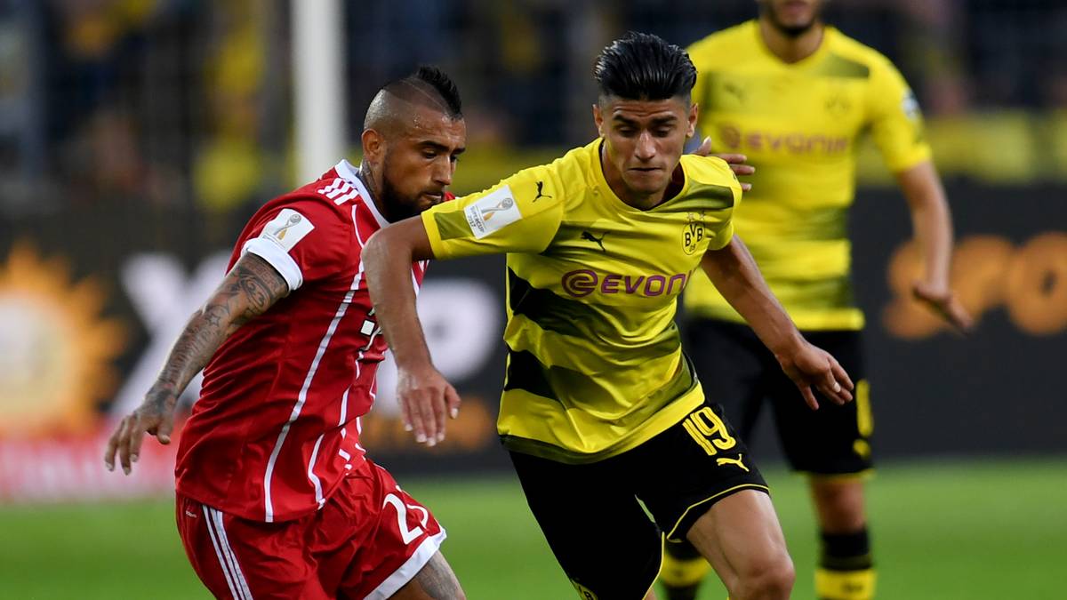 Zwei Mittelfeld-Motoren im Duell: Arturo Vidal versucht, dem Neu-Dortmunder Mahmoud Dahoud den Ball abzuluchsen. Der behält letztlich die Oberhand, wird aber schon nach 45 Minuten von Bosz ausgewechselt. Sebastian Rode kommt für den Deutsch-Syrier 