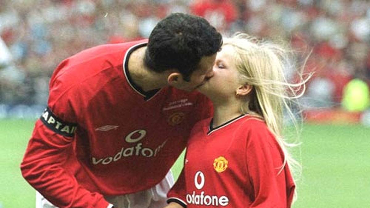 Zehn Jahre Profi: Anlässlich dieses Jubiläums wird Giggs vor der Saison 2001/02 mit einem Freundschaftsspiel ("Testimonial Match") in Old Trafford gegen Celtic Glasgow geehrt. Ein Küsschen gibt's hier von der kleinen Schwester Betheny