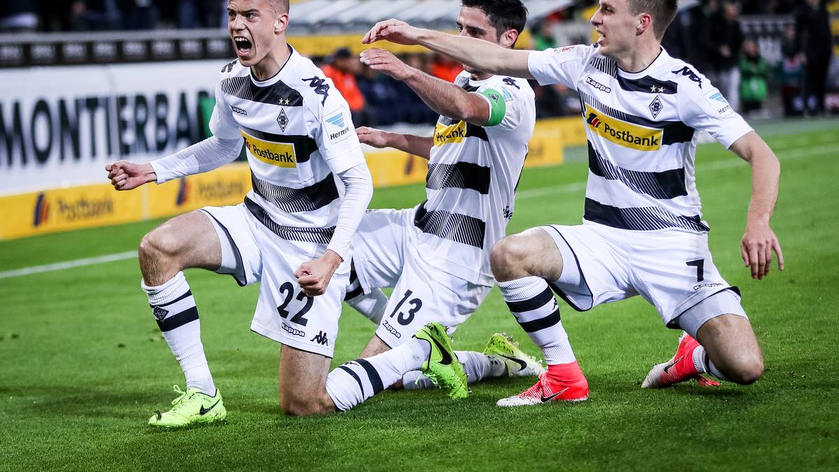 Und Hecking setzt auf die richtigen Spieler, um die vielen Ausfälle zu ersetzen. Der 19-jährige Laszlo Benes (l.) macht sich bei seinem Startelf-Debüt zum 200. Torschützen der Gladbacher Bundesliga-Geschichte (16.)