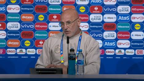 Spanien-Coach Luis de la Fuente erlaubt sich auf der Pressekonferenz vor dem EM-Halbfinale gegen Frankreich eine Spitze gegen einen Reporter.