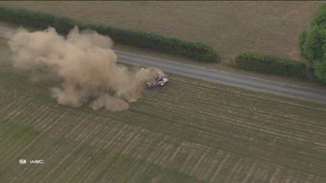 Der WM-Führende Kalle Rovanperä sorgt mit einem heftigen Unfall für einen Schock. Auch Craig Breen und Thierry Neuville fliegen raus, Ott Tänak profitiert und gewinnt die Rallye in Belgien.