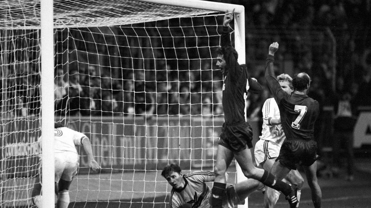 Ausgerechnet seinen früheren Verein Schalke 04 schießt Frank Hartmann am 1. November 1986 nach allen Regeln der Kunst ab. Beim 5:1 macht er alle fünf Tore der Lauterer