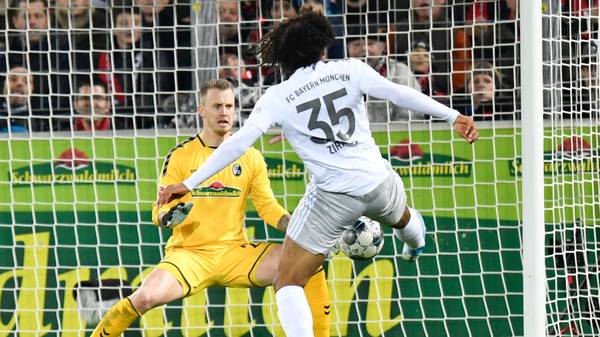 Munich's Zirkzee (R) scores the 2-1 past Freiburg's Dutch goalkeeper Mark Flekken during the German first division Bundesliga football match SC Freiburg v Bayern Munich, on December 18, 2019 in Freiburg. (Photo by THOMAS KIENZLE / AFP) / DFL REGULATIONS PROHIBIT ANY USE OF PHOTOGRAPHS AS IMAGE SEQUENCES AND/OR QUASI-VIDEO (Photo by THOMAS KIENZLE/AFP via Getty Images)
