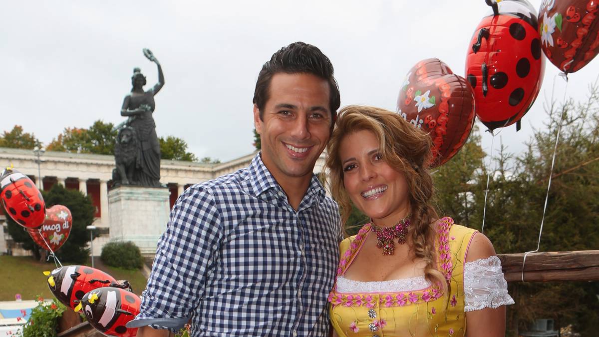 Ablösefrei wechselt er 2012 zum zweiten Mal in seiner Karriere zum FC Bayern. Einer seiner ersten Einsätze ist der traditionelle Oktoberfestbesuch. Seine Frau Carla Salcedo, mit der er seit 1999 verheiratet ist, begleitet ihn. Das Paar hat drei Kinder