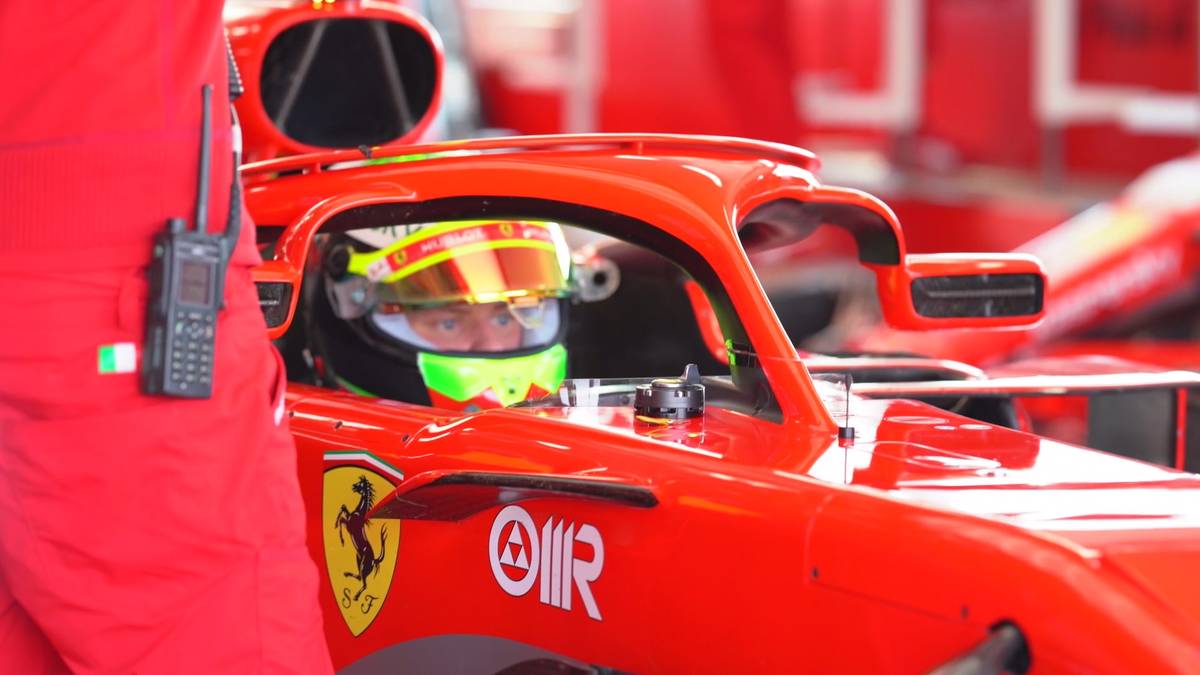  In Kürze wird Mick Schumacher sein Debüt an einem F1-Wochenende geben. Vorab darf er bereits Testfahrten mit einem Ferrari machen. 