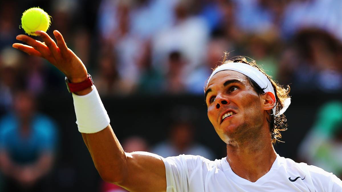 Erst danach kann der Aufschlag durchgeführt werden. Die 25-Sekunden-Regel zwischen Ballwechsel und dem ersten Aufschlag hält Nadal meistens allerdings auf die Sekunde genau ein - wenngleich dies oft daran liegt, dass die Schiedsrichter die Uhr nicht sofort nach Ende des Ballwechsels starten