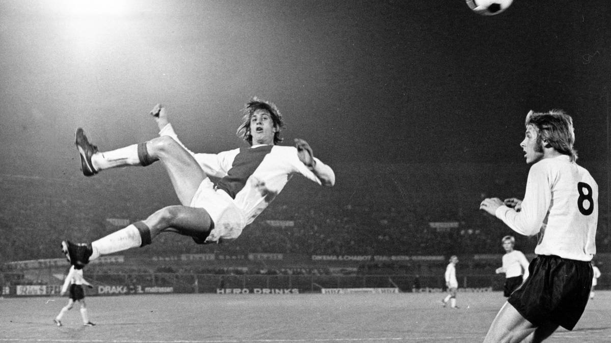 In Michels 4-3-3-Formation war Cruyff die Schlüsselfigur, agierte als Stürmer, Spielgestalter und Flankengeber praktisch überall. "Wir haben eine Art von Fußball gespielt, die zu dieser Zeit in Europa nicht normal war", erinnerte sich Cruyff