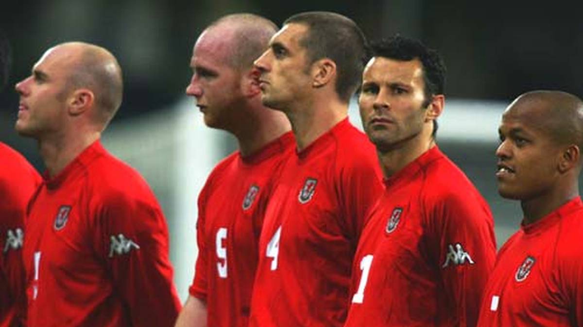 Unmittelbar nach seinem Debüt für United spielt Giggs auch für sein Heimatland Wales. Anfangs an der Seite seines Vereinskollegen Mark Hughes, der Liverpooler Stürmerlegende Ian Rush sowie Dean Saunders und Gary Speed - schon wenig später als Kopf und Herz dieser Mannschaft