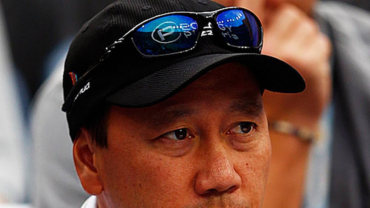 Auch der Blick seines Trainers Michael Chang verheißt nichts Gutes - der erste Satz ist mit 3:6 schnell weg