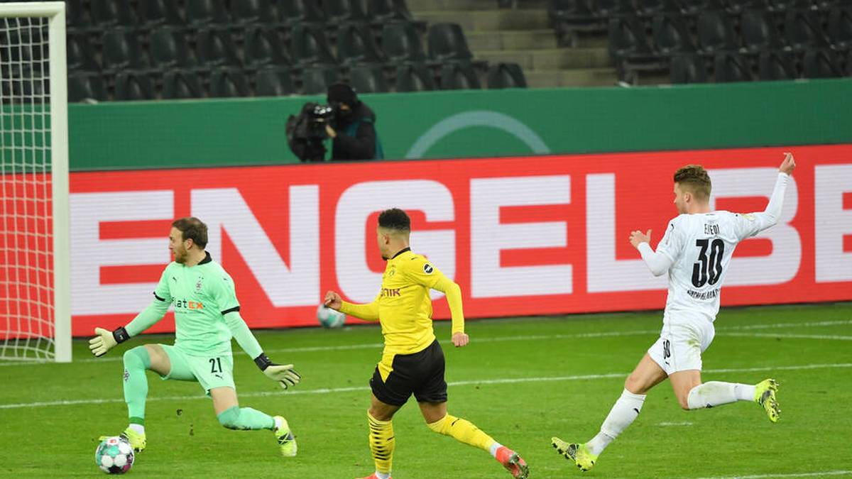 Jadon Sancho (Borussia Dortmund), mi., erzielt das Tor zum 0:1
